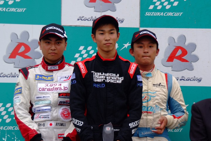 表彰式: 左から2位・岩佐歩夢、優勝・澤龍之介、3位・荒川燐