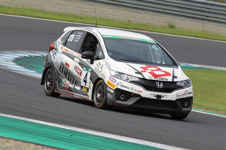 ST-5クラスのポールポジションは見並秀文／相原誠司郎／森山鉄也／佐藤駿介組（THE BRIDE FIT）