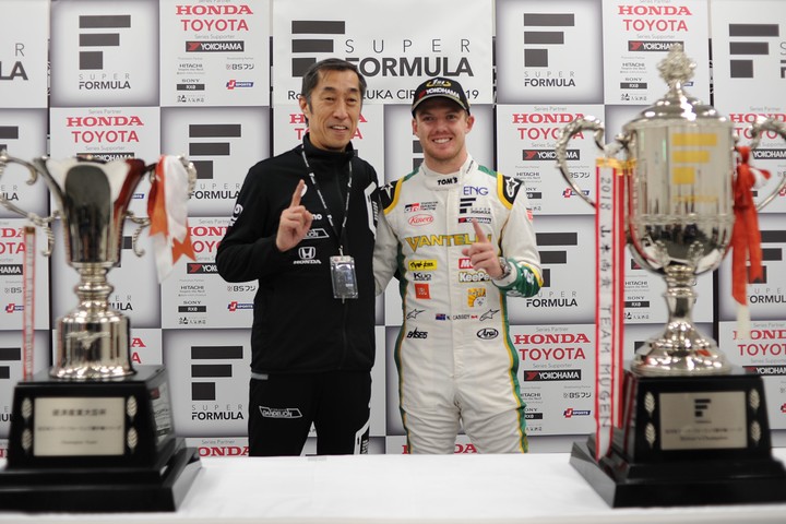 2019年度のドライバーズチャンピオンとチームチャンピオン