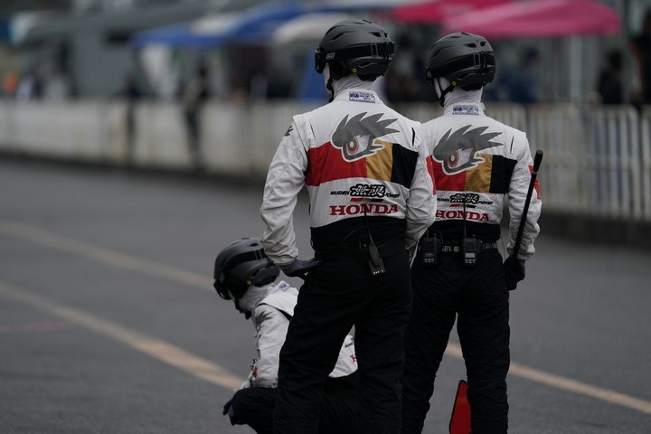 占有走行: チーム無限のクルー