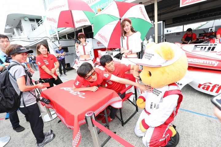 ピットウォーク: くま吉をいぢめる山下健太（KONDO RACING）