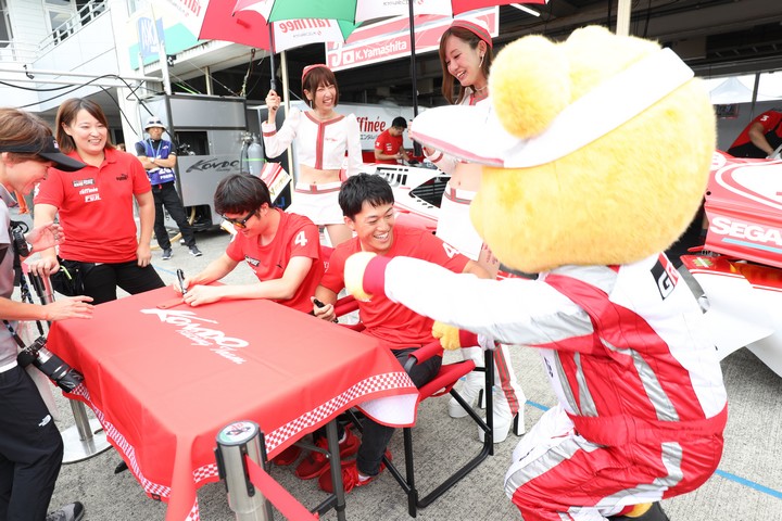 ピットウォーク: くま吉をいぢめる国本雄資（KONDO RACING）