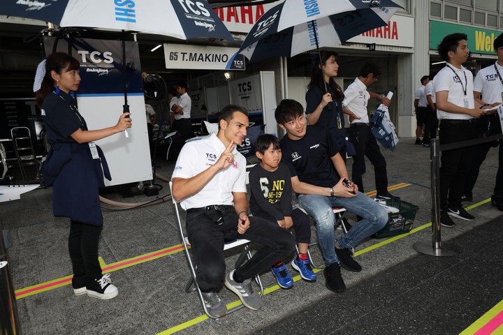 キッズピットウォーク: アレックス・パロウと牧野任祐（TCS NAKAJIMA RACING）