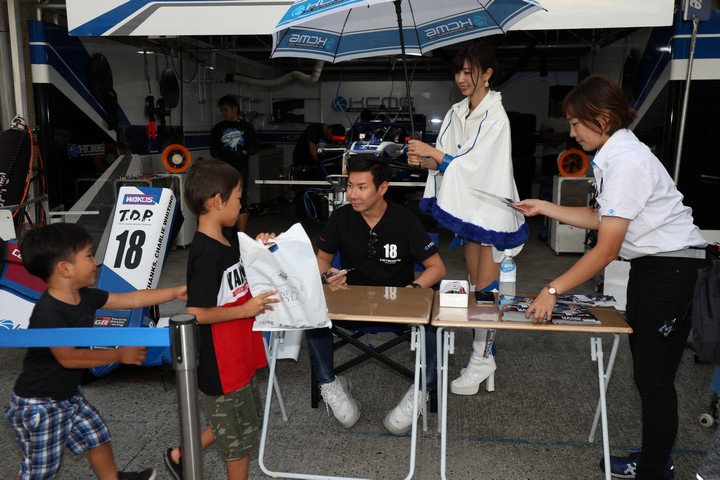 キッズピットウォーク: 小林可夢偉（carrozzeria Team KCMG）