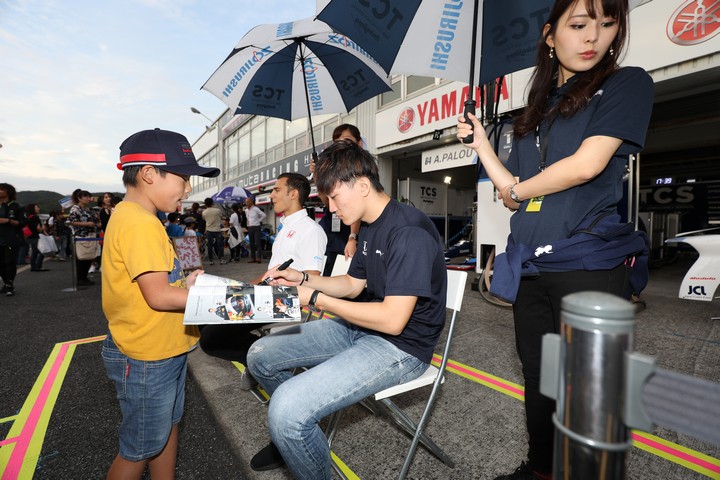 キッズピットウォーク: 牧野任祐（TCS NAKAJIMA RACING）