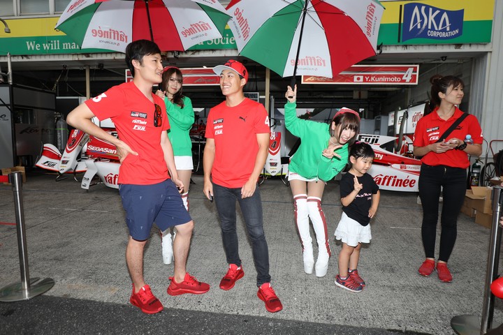 キッズピットウォーク: 山下健太と国本雄資（KONDO RACING）