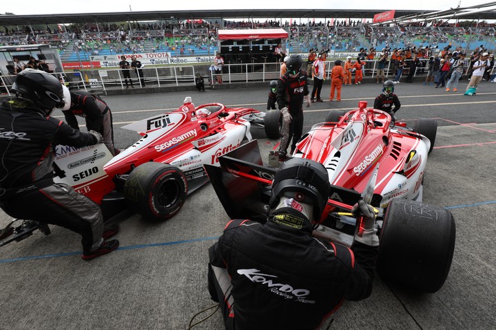 スタート進行: コンドーレシングの2台のマシン