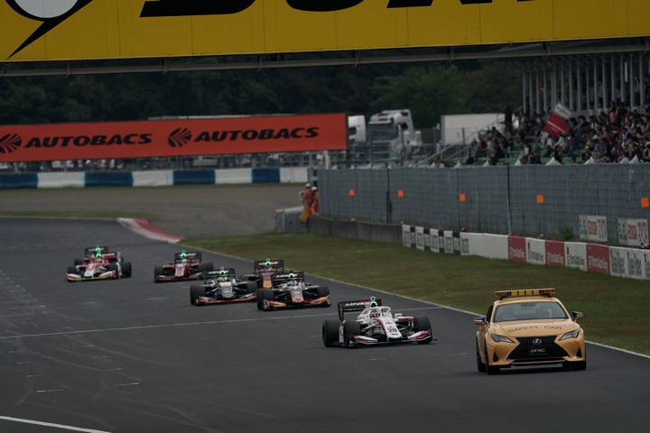 決勝レース: 序盤にセーフティーカーが導入された