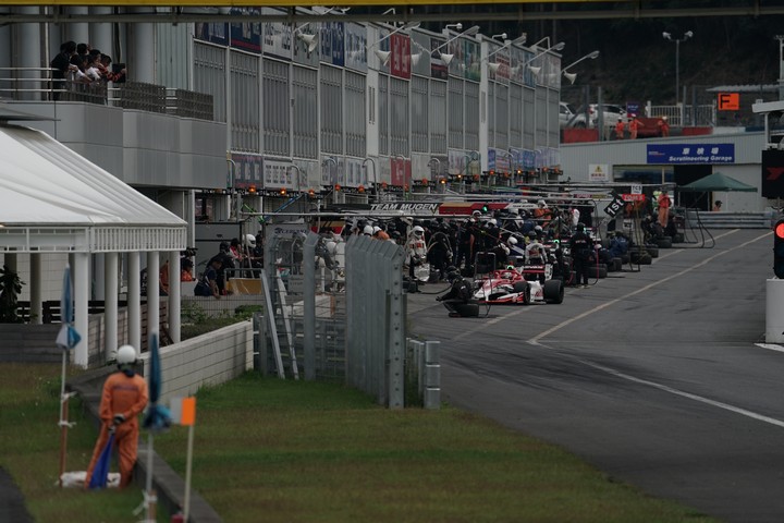 決勝レース: 続々とピットインしてタイヤ交換するマシン