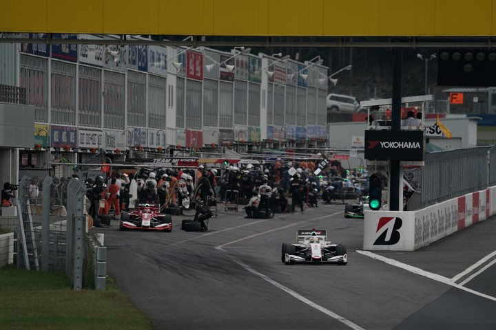 決勝レース: ピットアウトする山本尚貴（DOCOMO DANDELION M1S SF19）