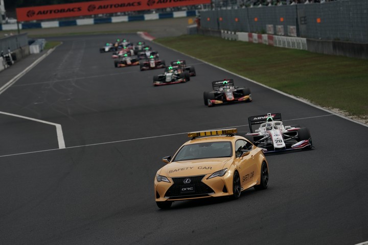 決勝レース: セーフティーカーの先導が続く