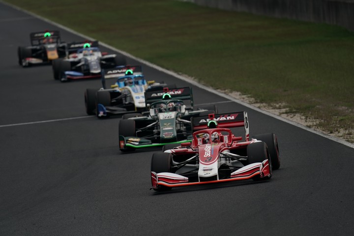 決勝レース: タイヤ交換組の先頭を走る山下健太（ORIENTALBIO KONDO SF19）