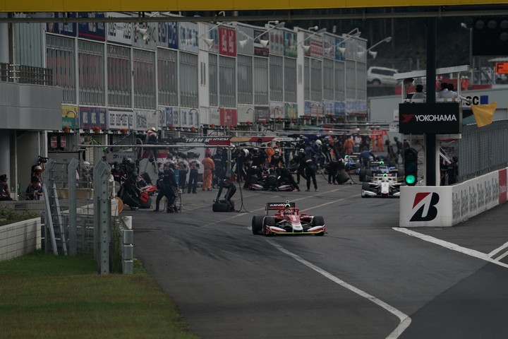 決勝レース: ピットアウトする国本雄資（ORIENTALBIO KONDO SF19）