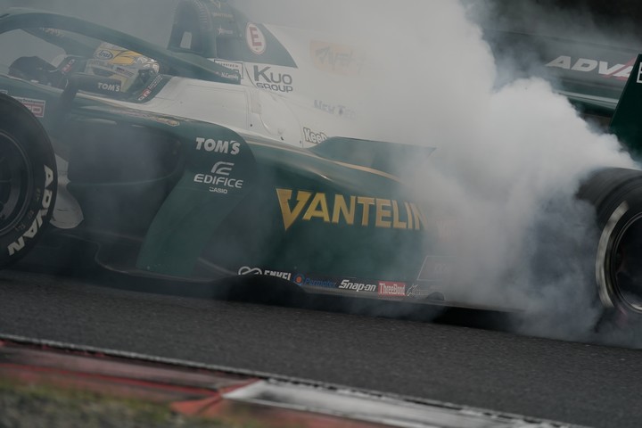 決勝レース: スピンするニック・キャシディ（VANTELIN KOWA TOM’S SF19）