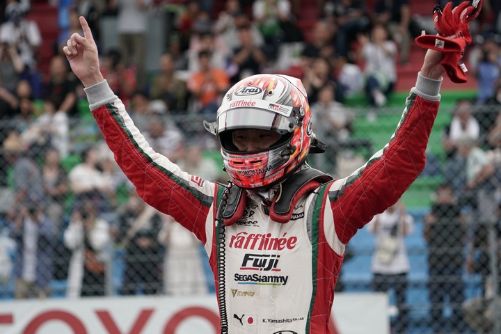 決勝レース: 優勝した山下健太（KONDO RACING）