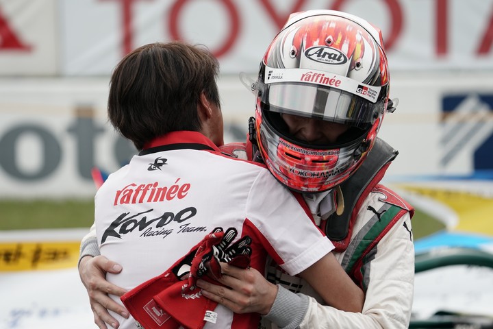 決勝レース: 優勝した山下健太と抱き合う近藤真彦監督（KONDO RACING）