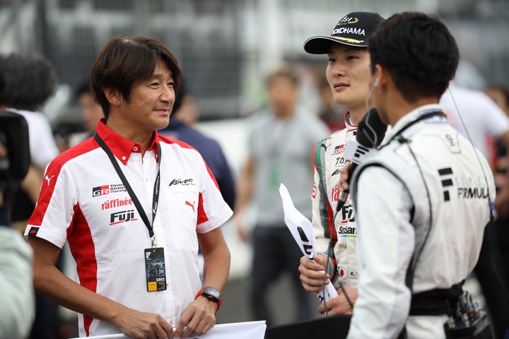 決勝レース: 優勝した山下健太と近藤真彦監督（KONDO RACING）