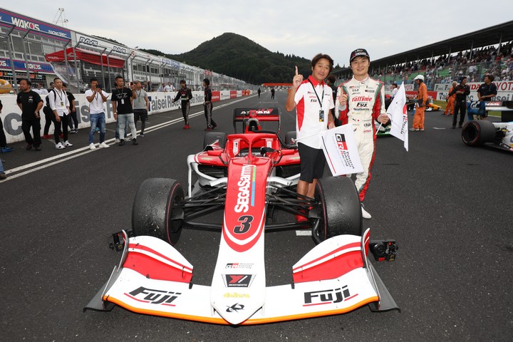 決勝レース: 優勝した山下健太と近藤真彦監督（KONDO RACING）