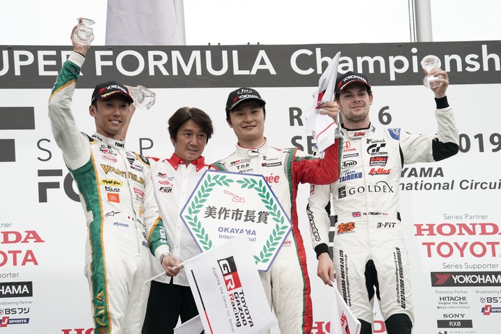 表彰式: 左から2位・中嶋一貴、優勝チーム監督・近藤真彦氏、優勝・山下健太、3位・ハリソン・ニューウェイ