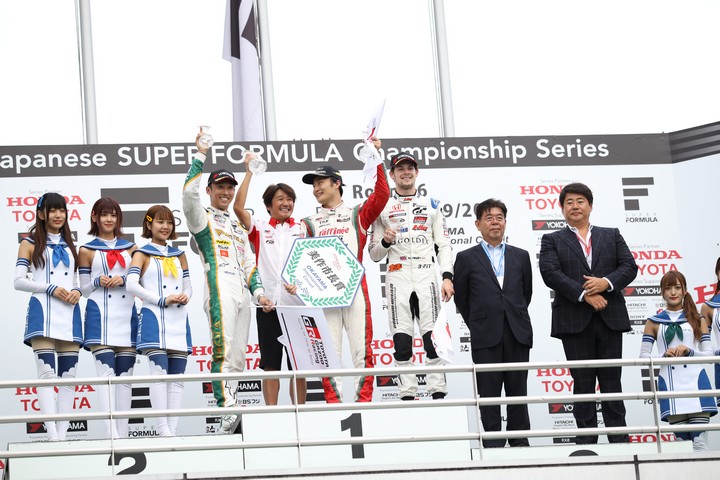 表彰式: トップ3のドライバー、優勝チーム監督、大会関係者、レースクイーン