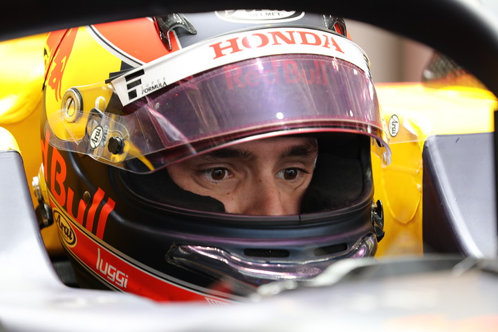 ピットで待機するルーカス・アウアー（B-Max Racing with motopark）