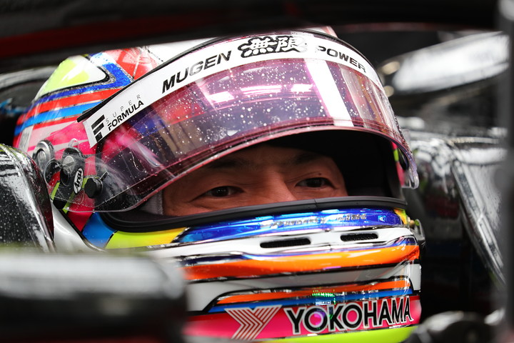 ピットで待機する野尻智紀（TEAM MUGEN）