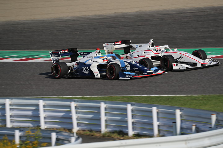 アレックス・パロウをパスする福住仁嶺