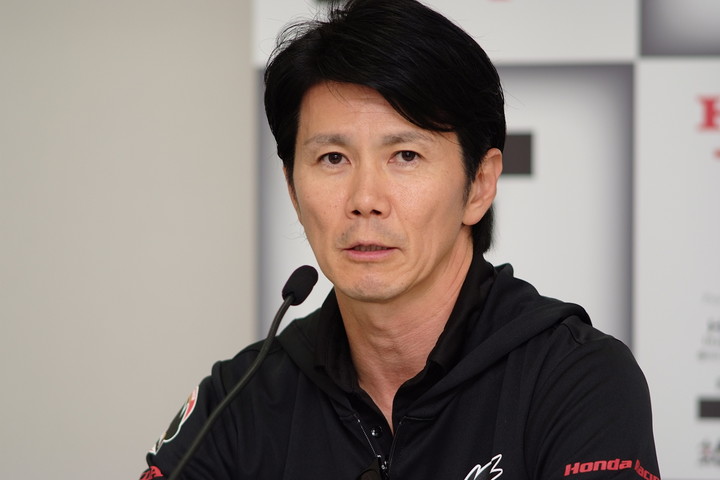 決勝記者会見: 優勝チーム監督の中野信治氏（TEAM MUGEN）