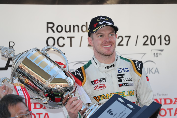 表彰式: チャンピオンを獲得したニック・キャシディ（VANTELIN TEAM TOM’S）