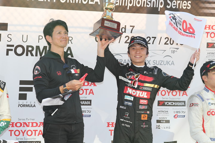 表彰式: 優勝した野尻智紀と監督の中野信治氏（TEAM MUGEN）