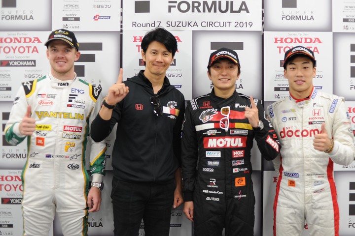 決勝フォトセッション: トップ3のドライバーとチーム監督