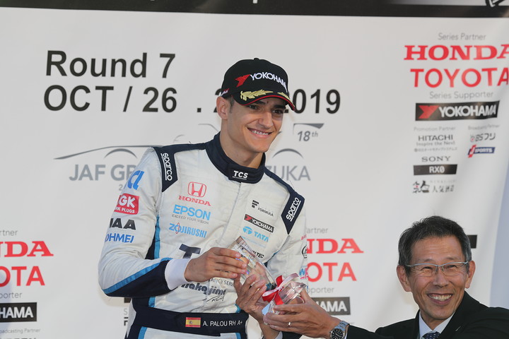 表彰式: ルーキーオフザイヤーを獲得したアレックス・パロウ（TCS NAKAJIMA RACING）