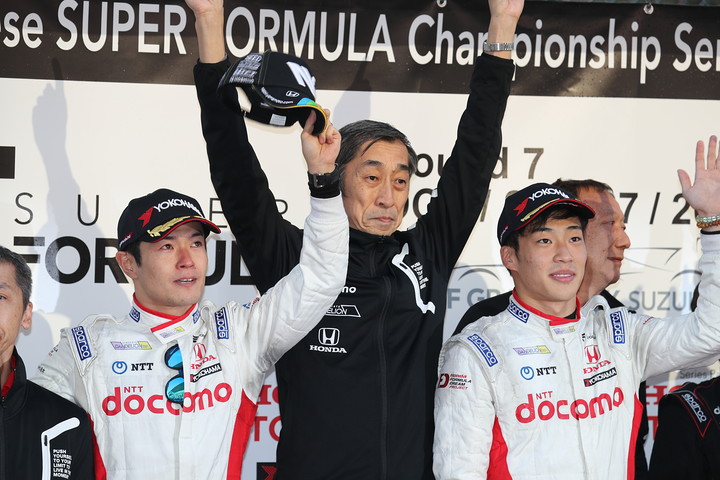 表彰式: チームチャンピオンを獲得した決めたDOCOMO TEAM DANDELION RACING