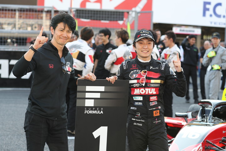 優勝した野尻智紀と監督の中野信治氏（TEAM MUGEN）