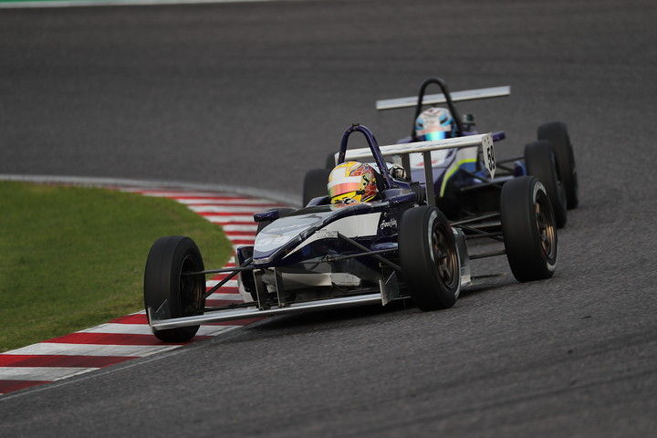 元嶋成弥（MYST KKS-2）と藤原大輝（ACELINES137レヴ）の4位争い