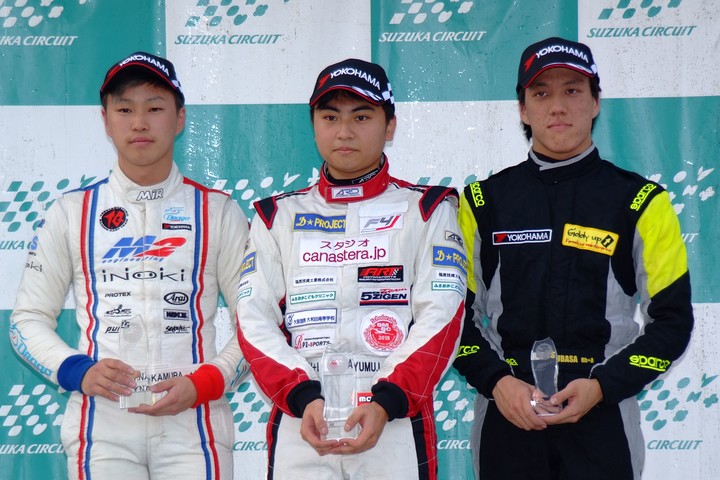 表彰式: 左から2位・中村賢明、優勝・岩佐歩夢、3位・入山翔