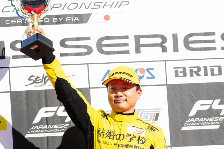 インディペンデントカップ優勝の佐藤セルゲイビッチ（結婚の学校フィールドモータースポーツ）
