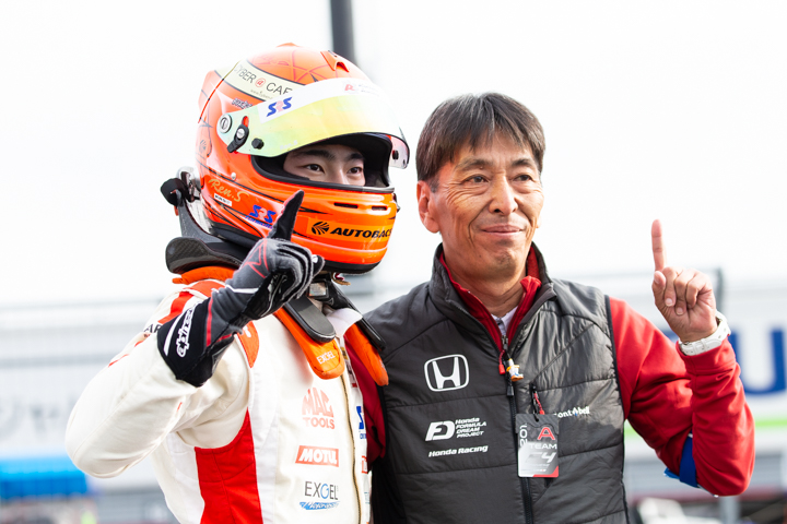 佐藤蓮とチーム監督の阿部正和氏（Hondaフォーミュラ・ドリーム・プロジェクト）
