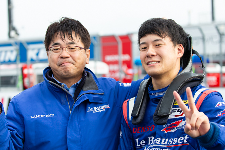 川合孝汰とチーム監督の坪松唯夫氏（Le Beausset Motorsports）