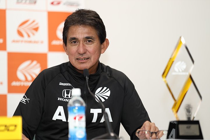 シリーズ記者会見: GT300クラスでチャンピオンを獲得したチーム監督の鈴木亜久里氏（ARTA）
