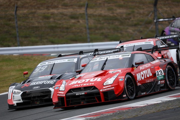 SGTxDTM交流戦レース1: ロニー・クインタレッリとマイク・ロッケンフェラーの争い