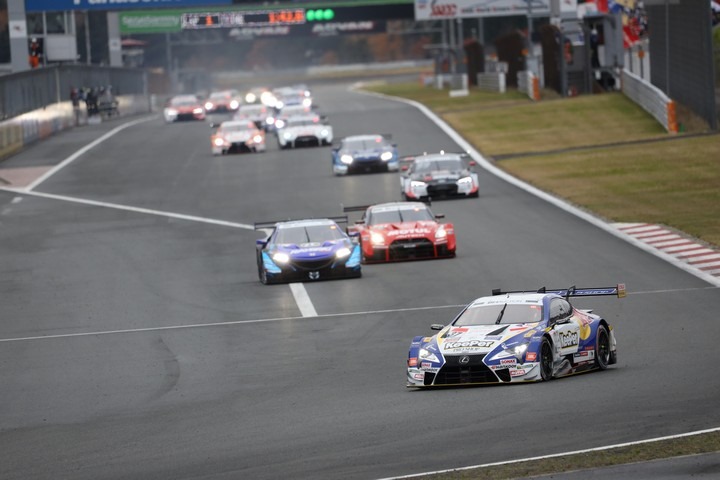 SGTxDTM交流戦レース1: レースをリードするニック・キャシディ（KeePer TOM'S LC500）