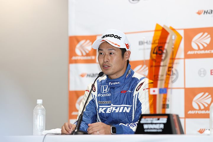 SGTxDTM交流戦レース1記者会見: 2位の塚越広大（KEIHIN REAL RACING）