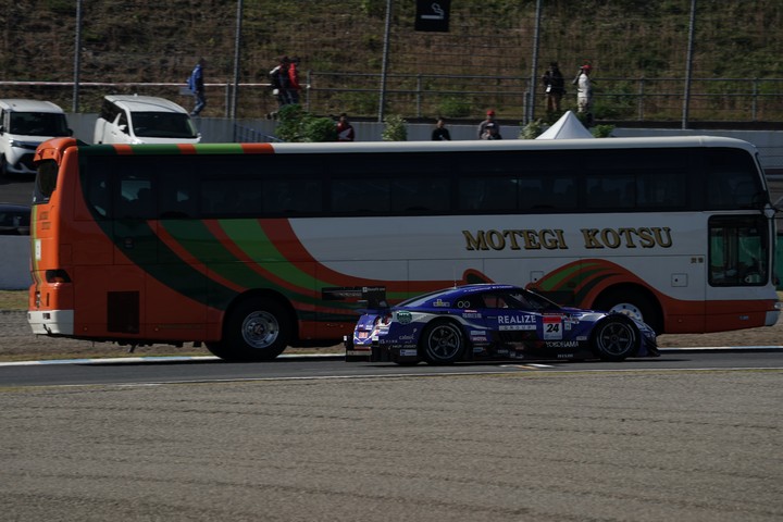 サーキットサファリ: 高星明誠／ヤン・マーデンボロー組（リアライズコーポレーションADVAN GT-R）