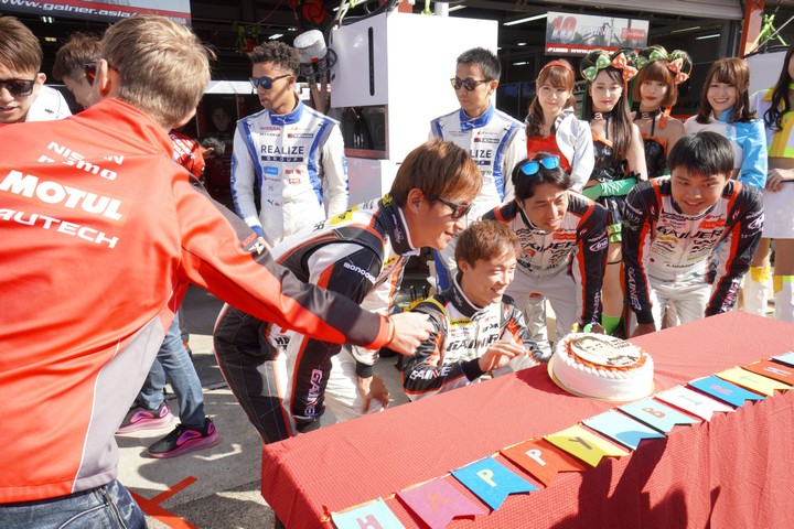 ピットウォーク: 安田裕信（GAINER）の誕生パーティー