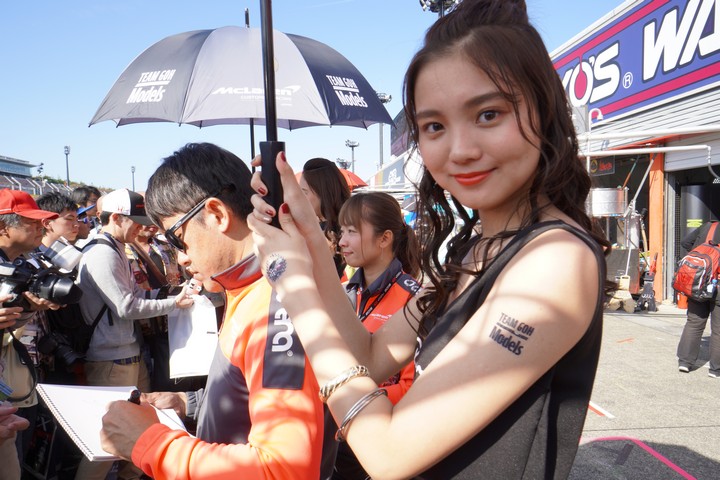 ピットウォーク: レースクイーン