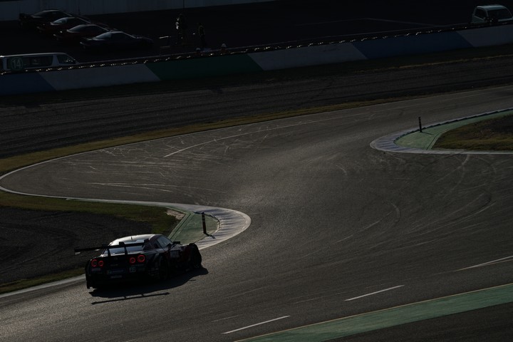 公式予選: ロニー・クインタレッリ（MOTUL AUTECH GT-R）