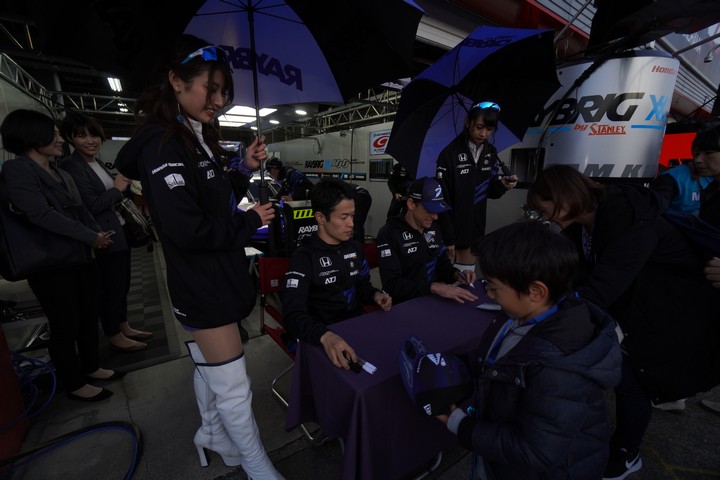 GTキッズウォーク: 山本尚貴とジェンソン・バトン（TEAM KUNIMITSU）