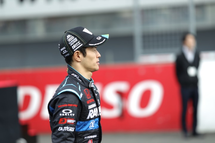 ピットウォーク: 山本尚貴（TEAM KUNIMITSU）