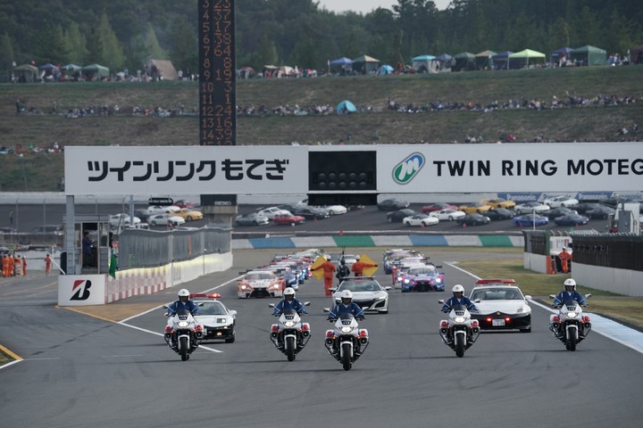 決勝レース: 栃木県警によるパレードラップが始まった